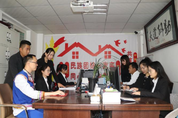 杨晓海公司员工集中学习（资料图）。新华网发 云南省委统战部 供图.png