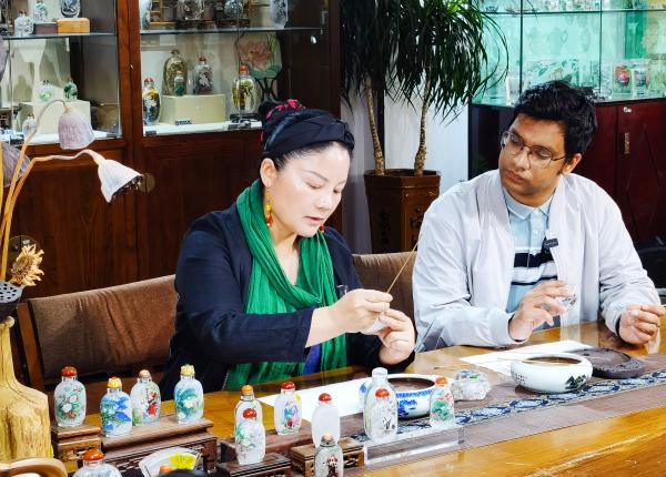 云南统战这十年｜滇派内画创始人孙鸿雁