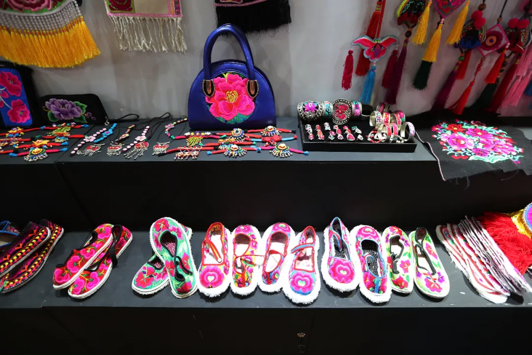 彝绣产品。黄喆春 摄.png