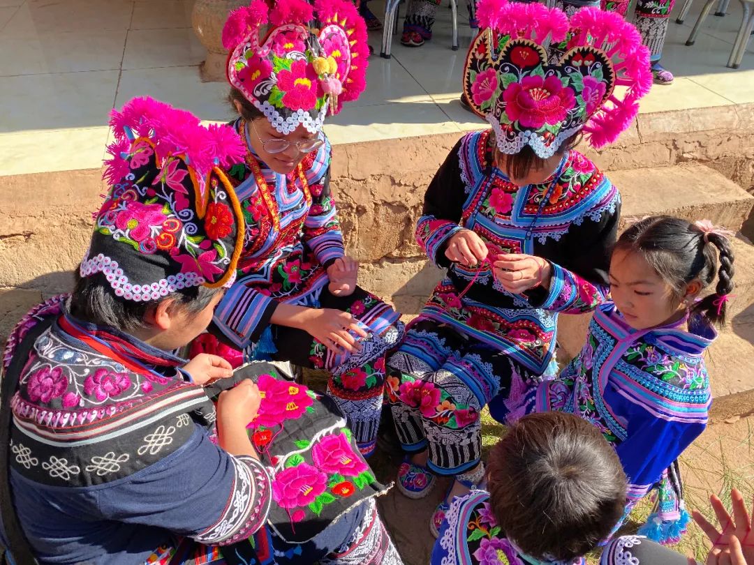彝绣传承.jpg