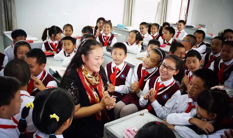 三尺讲台这些年 （供图）