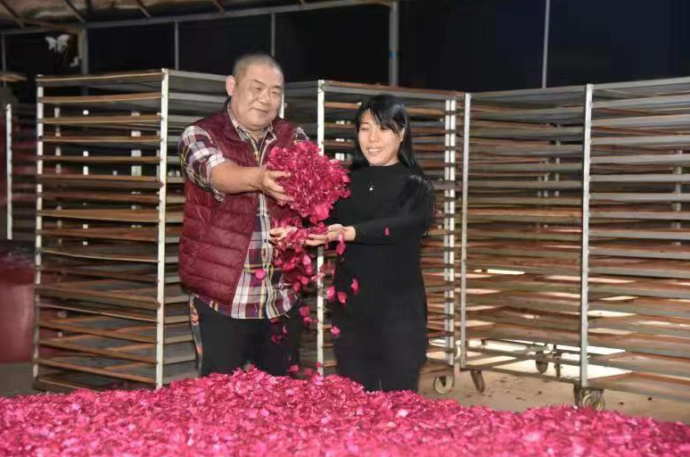 台胞李水河变身“鲜花美容师” 在云南“绽放”别样花事业1.png