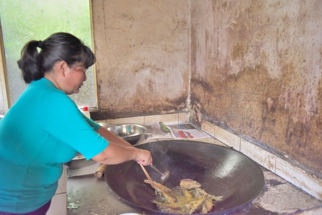 5传统方式做稻花鱼食品吴再忠摄(1).jpg