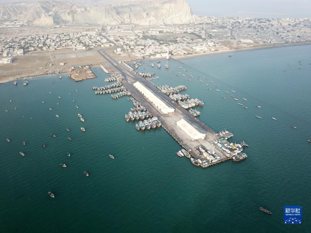 领航中国丨服务民族复兴 促进人类进步——党的十八大以来中国特色大国外交全方位开展