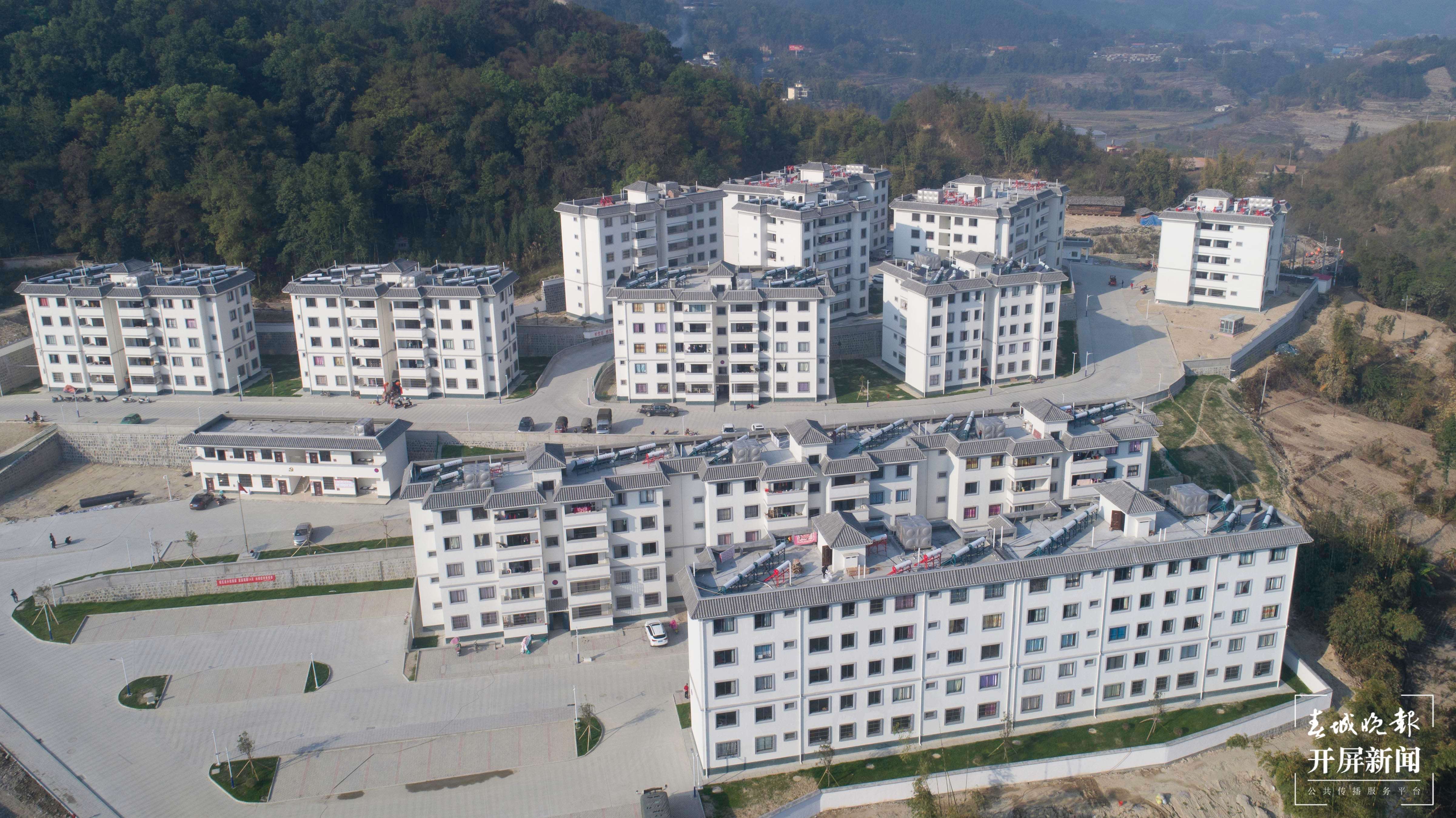 德宏民族团结月40年 | 云南梁河:各族群众搬出大山 手拉手过上幸福生活