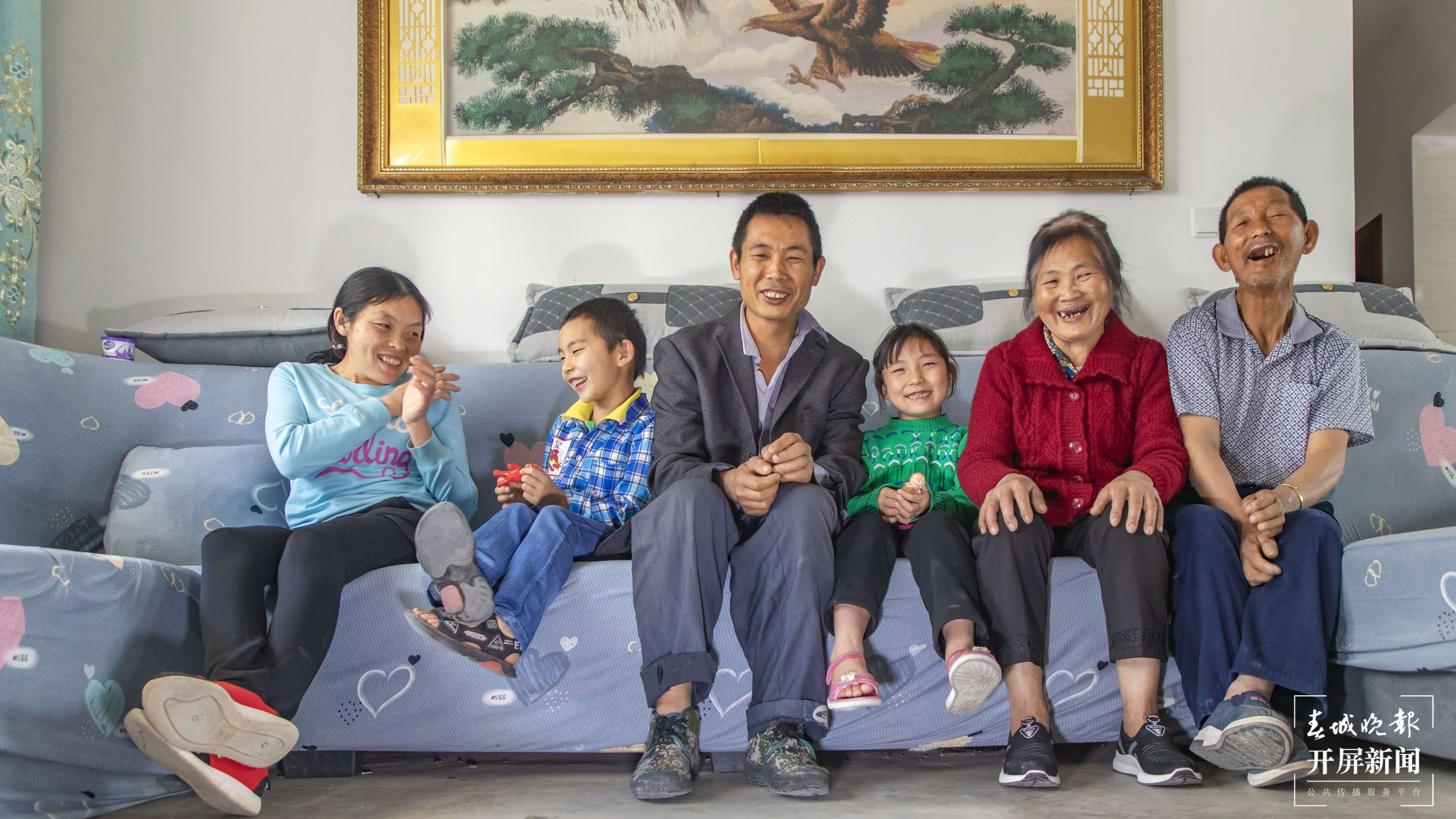 德宏民族团结月40年 | 云南梁河:各族群众搬出大山 手拉手过上幸福生活