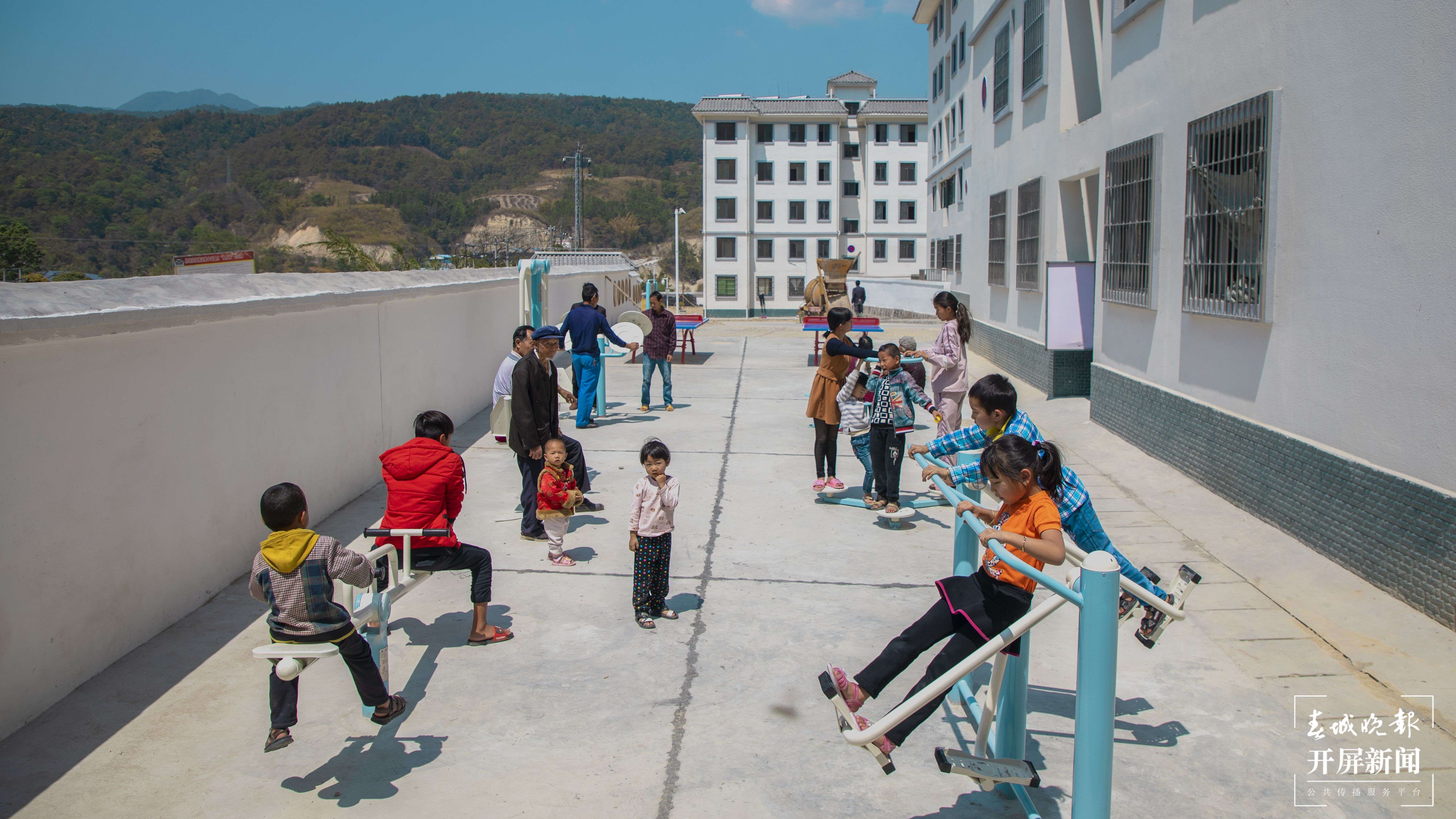 德宏民族团结月40年 | 云南梁河:各族群众搬出大山 手拉手过上幸福生活