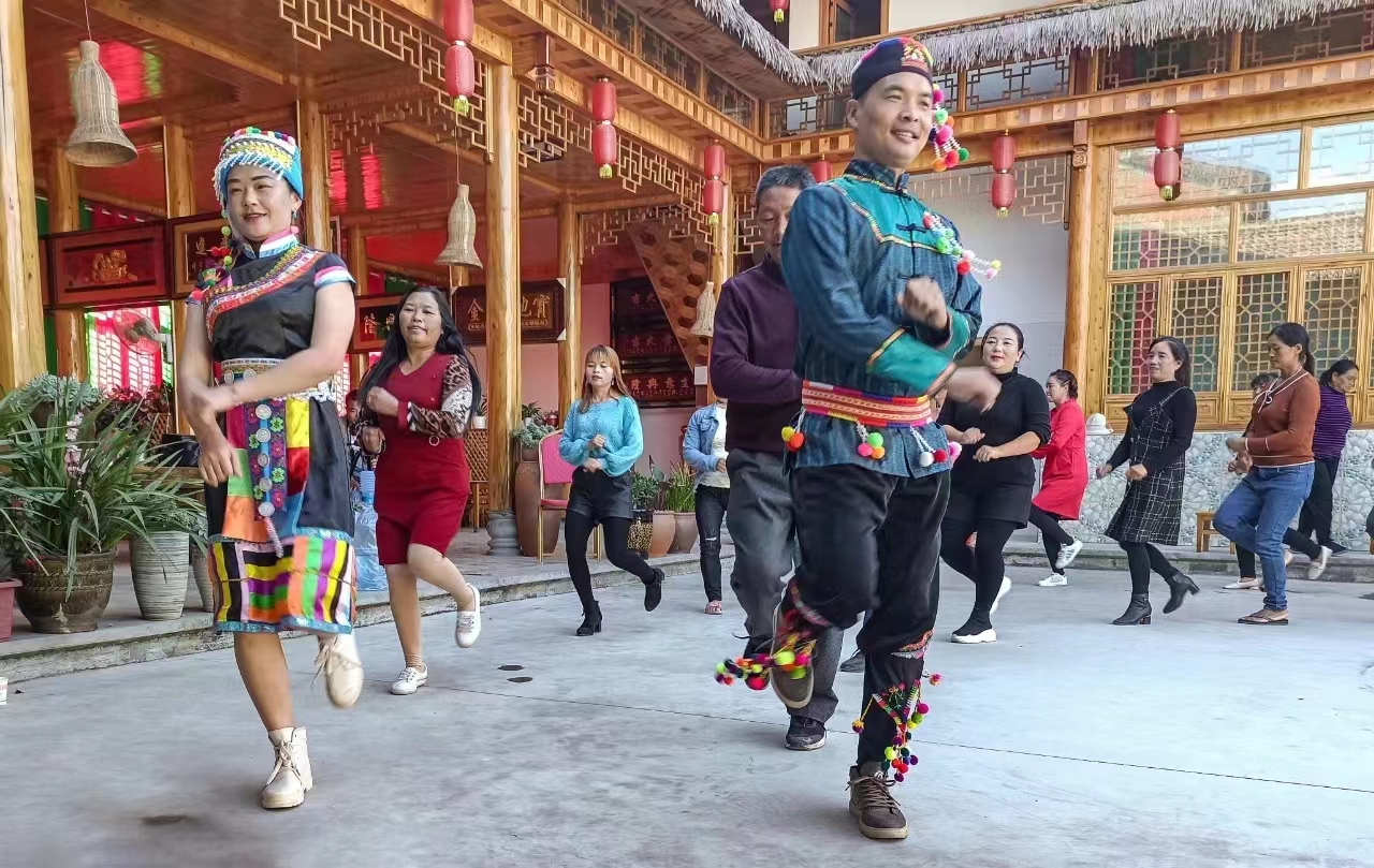 德宏民族团结月40年 | 云南梁河：各族群众搬出大山 手拉手过上幸福生活