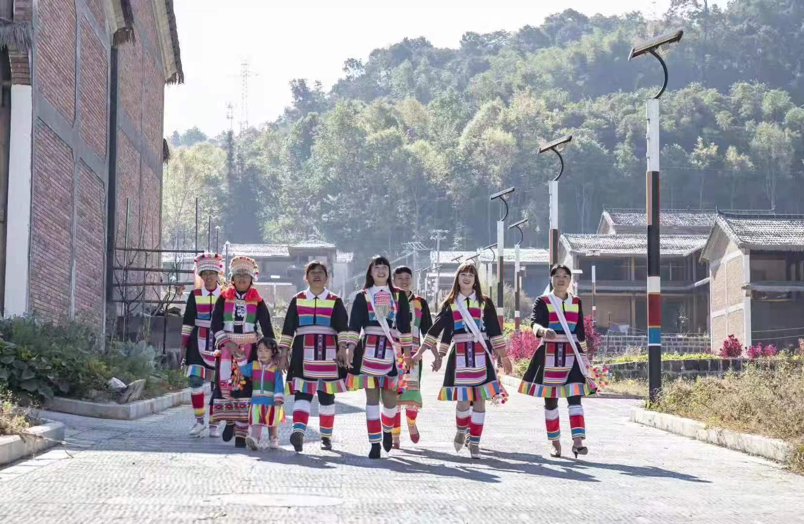 德宏民族团结月40年 | 云南梁河:各族群众搬出大山 手拉手过上幸福生活