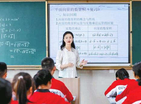 李晶在为同学们讲课