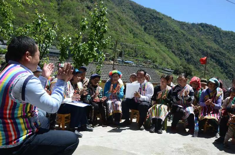 成就展·看云南⑦丨图片背后的故事：独龙族老人的深情相拥