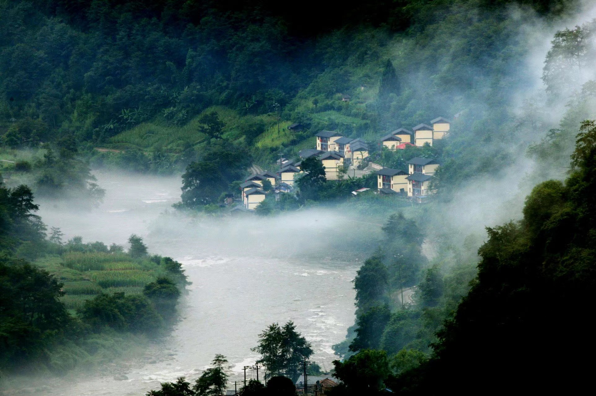 成就展·看云南⑦丨图片背后的故事：独龙族老人的深情相拥