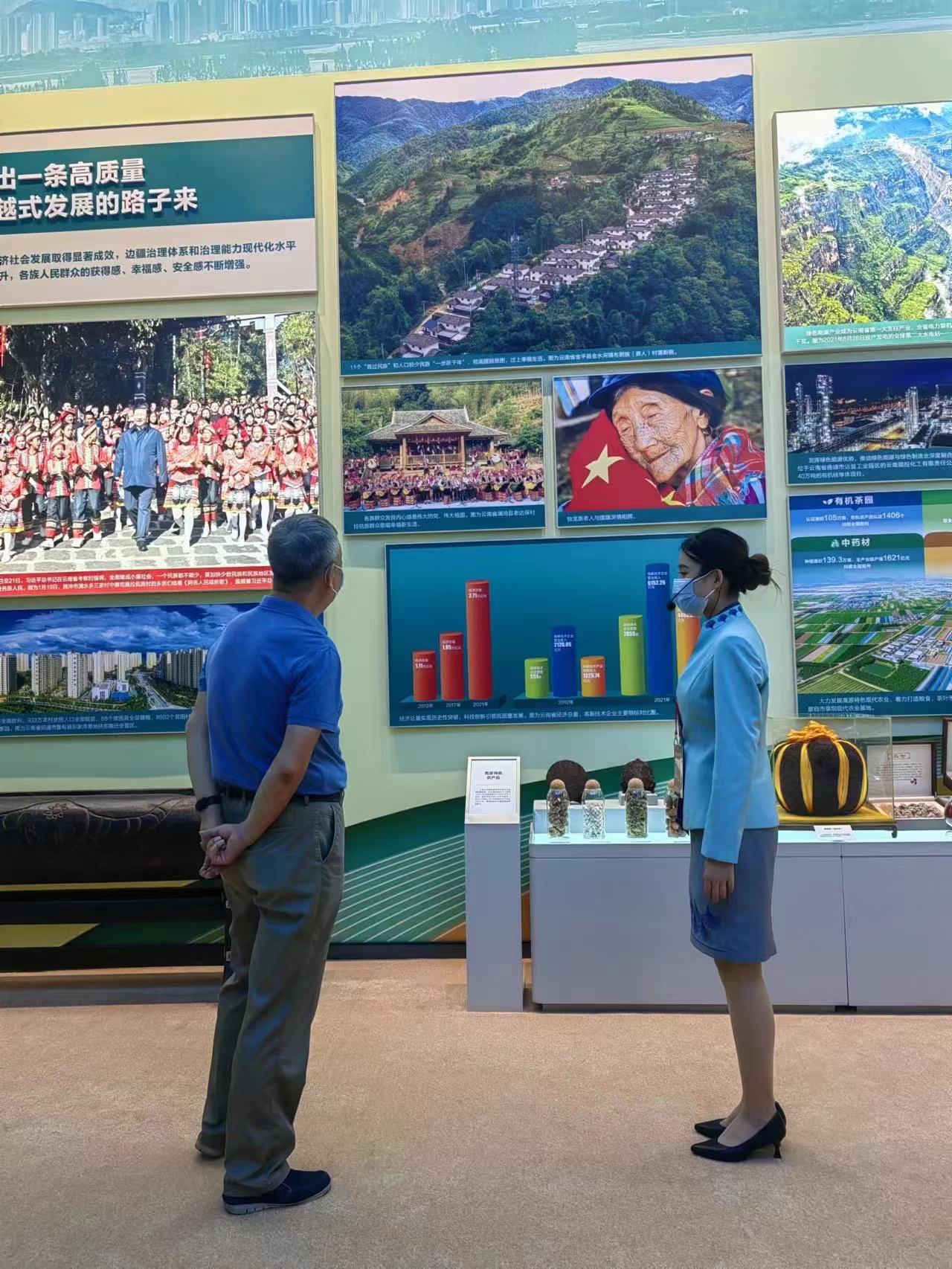 成就展·看云南⑦丨图片背后的故事：独龙族老人的深情相拥