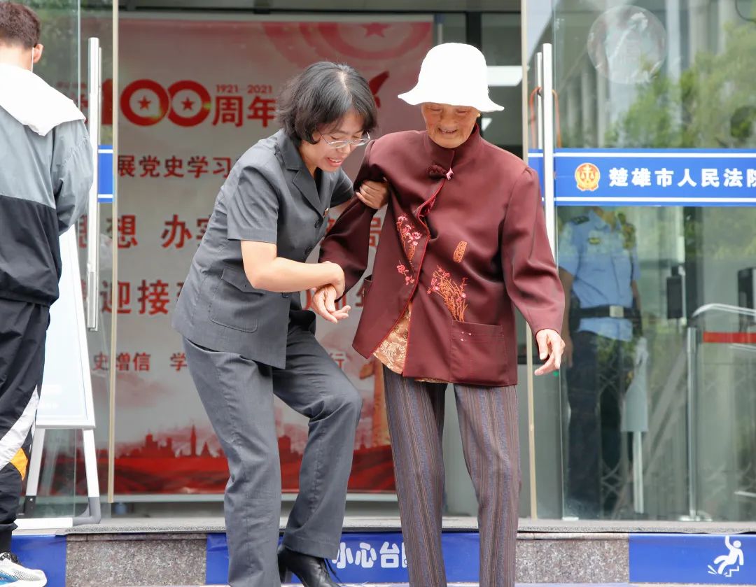 段莉萍：一手托着法律，一手托着正义