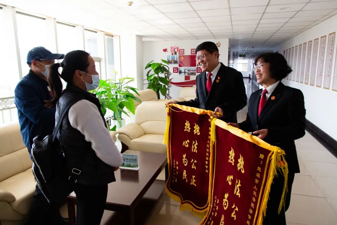 段莉萍：一手托着法律，一手托着正义