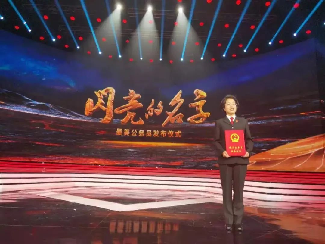 段莉萍：一手托着法律，一手托着正义