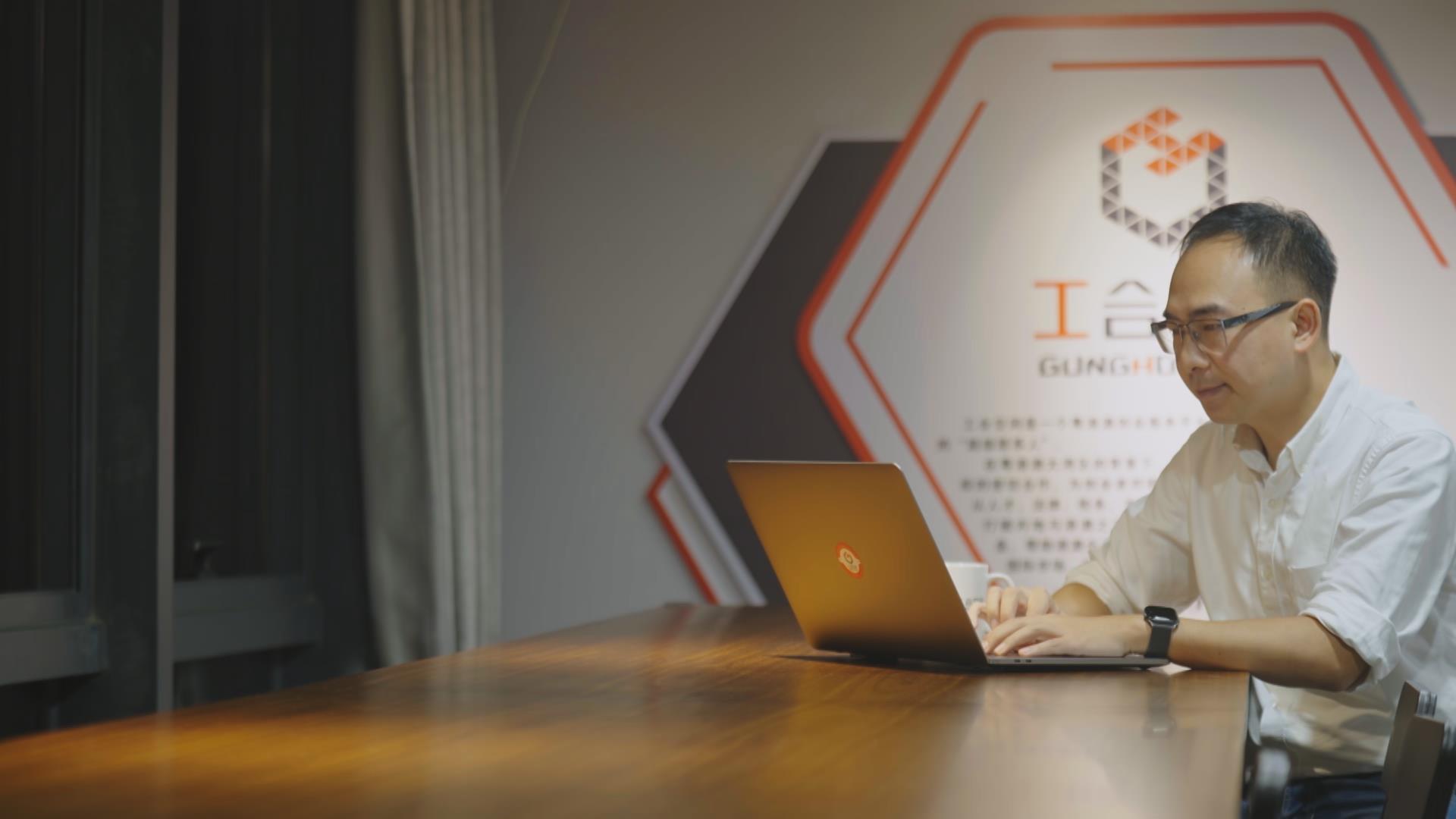 思想的力量丨追光的十年