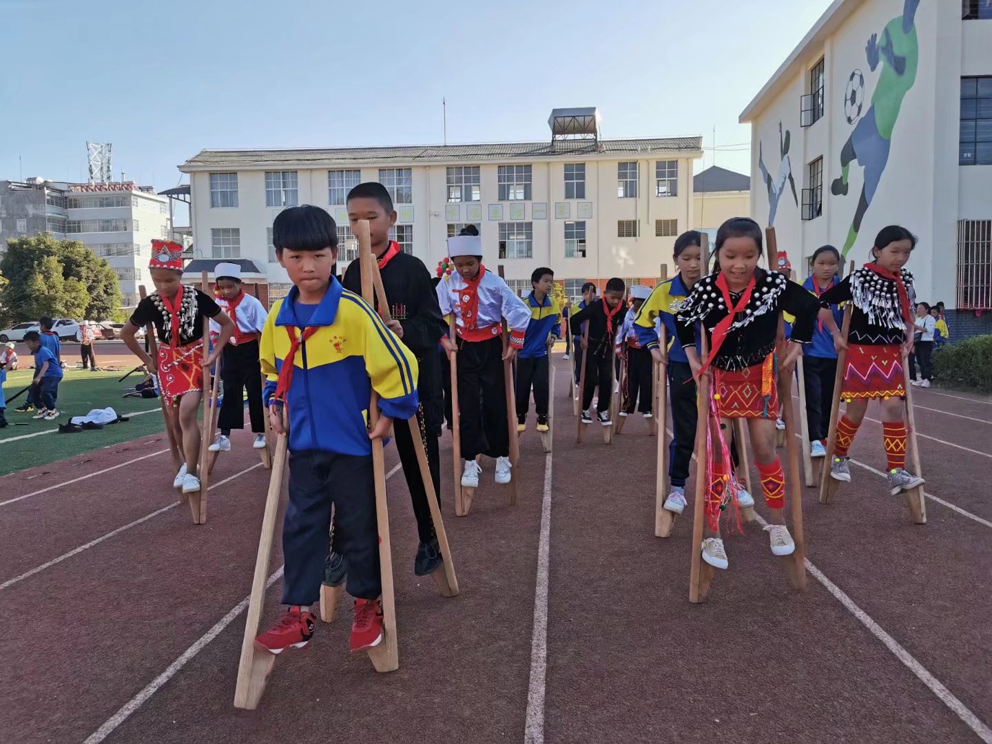 德宏民族团结月40年 | 陇川县民族小学:各族学生携手在知识和文化的海洋里遨游