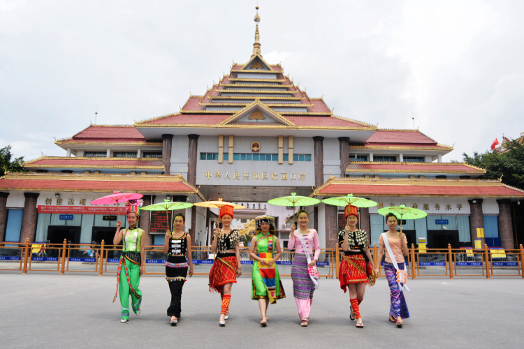 瑞丽：各族人民手牵手 齐心筑牢疫情防控的铜墙铁壁1.png