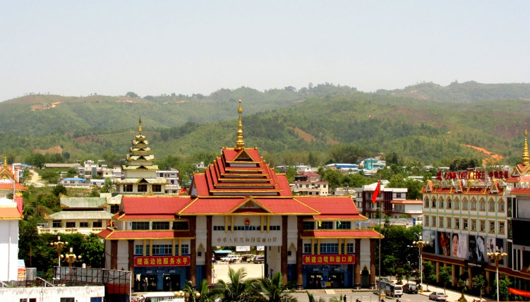 瑞丽：各族人民手牵手 齐心筑牢疫情防控的铜墙铁壁3.png