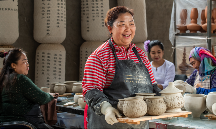 瑞丽：各族人民手牵手 齐心筑牢疫情防控的铜墙铁壁5.png