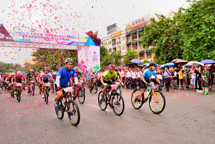 瑞丽：各族人民手牵手 齐心筑牢疫情防控的铜墙铁壁7.png