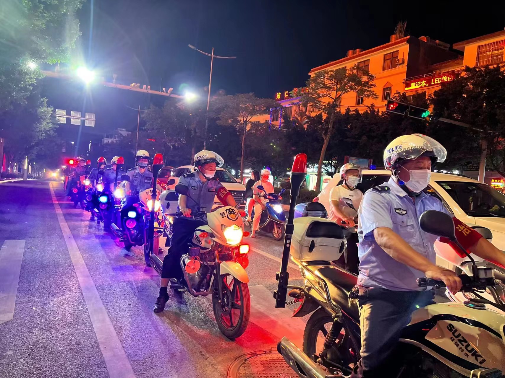 【奋进新征程 云南更平安】昭通：“红袖标”巡防队守万家灯火护一方平安4.jpg