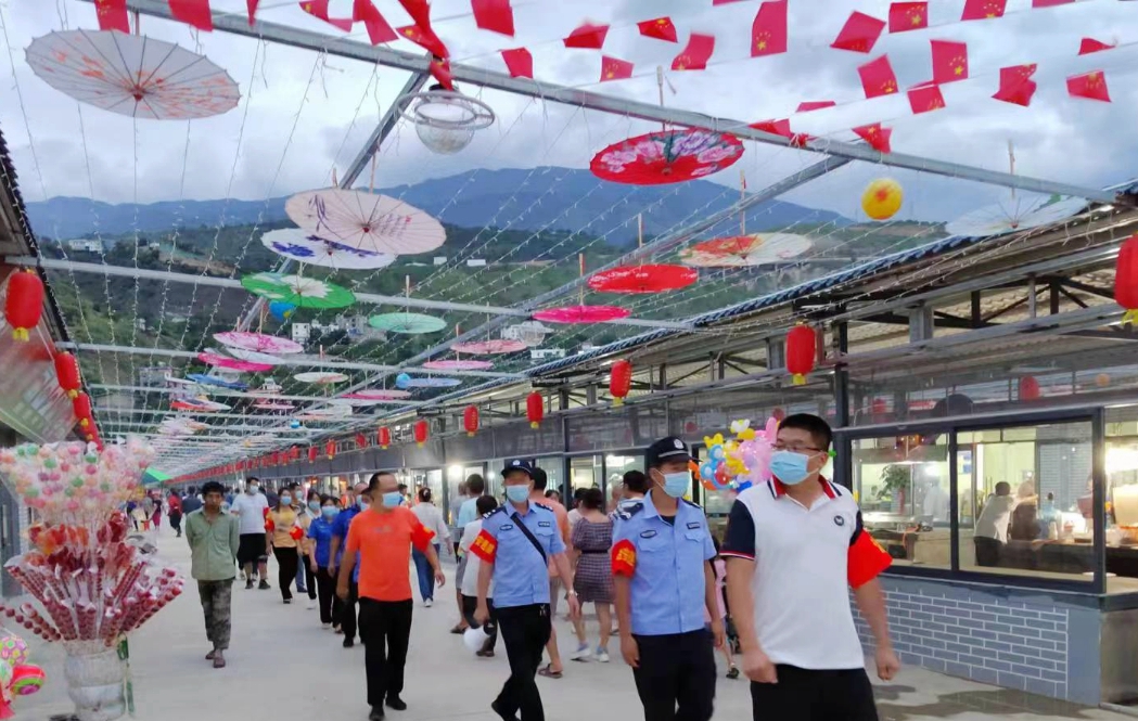 【奋进新征程 云南更平安】昭通：“红袖标”巡防队守万家灯火护一方平安2.jpg