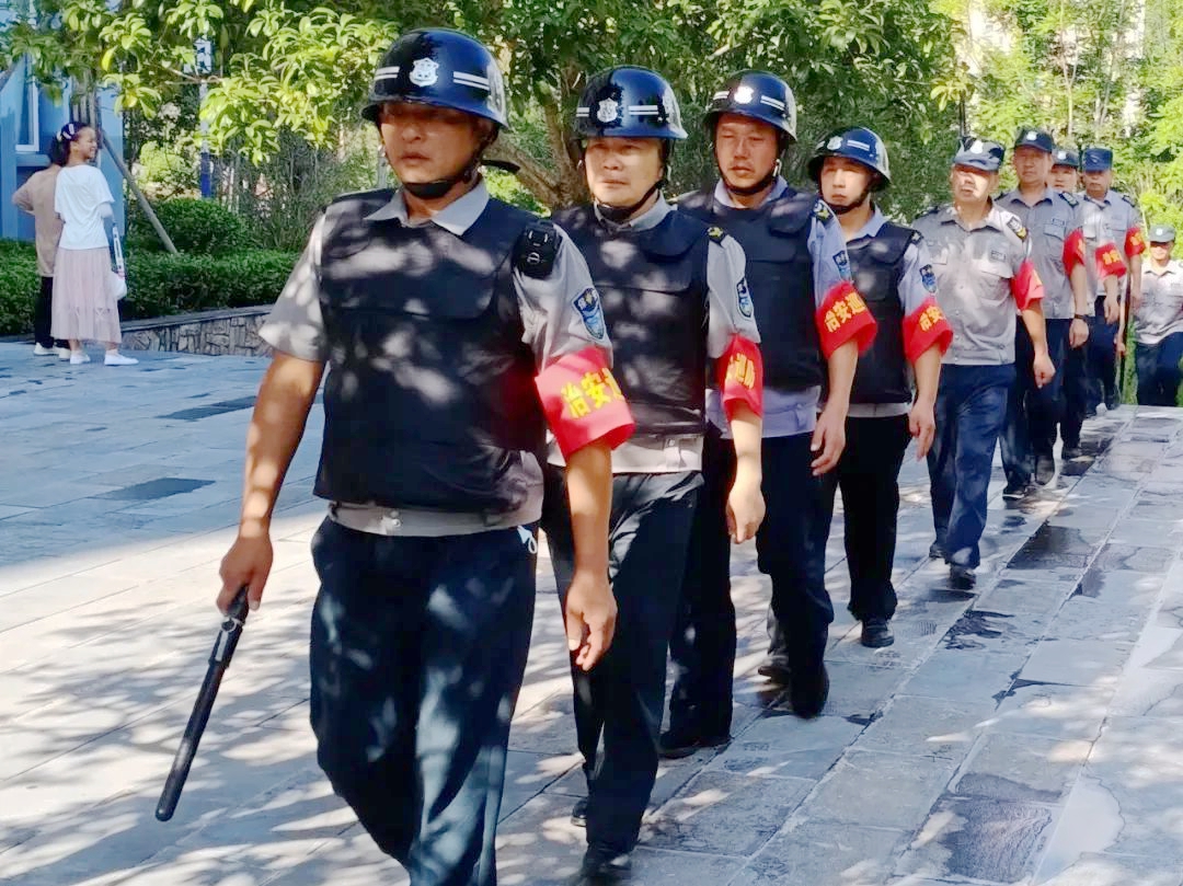 【奋进新征程 云南更平安】昭通：“红袖标”巡防队守万家灯火护一方平安3.jpg