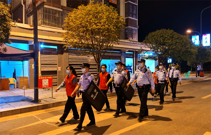 【奋进新征程 云南更平安】昭通：“红袖标”巡防队守万家灯火护一方平安1.jpg