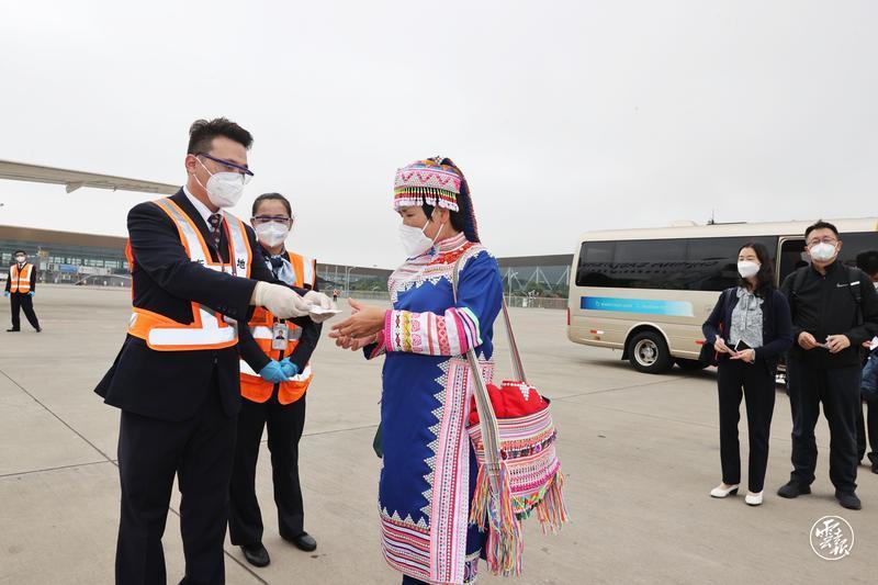 云南省出席党的二十大代表抵京 肩负光荣使命 忠实履行职责