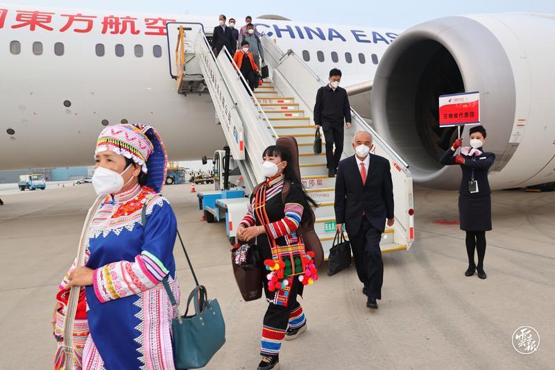 云南省出席党的二十大代表抵京 肩负光荣使命 忠实履行职责