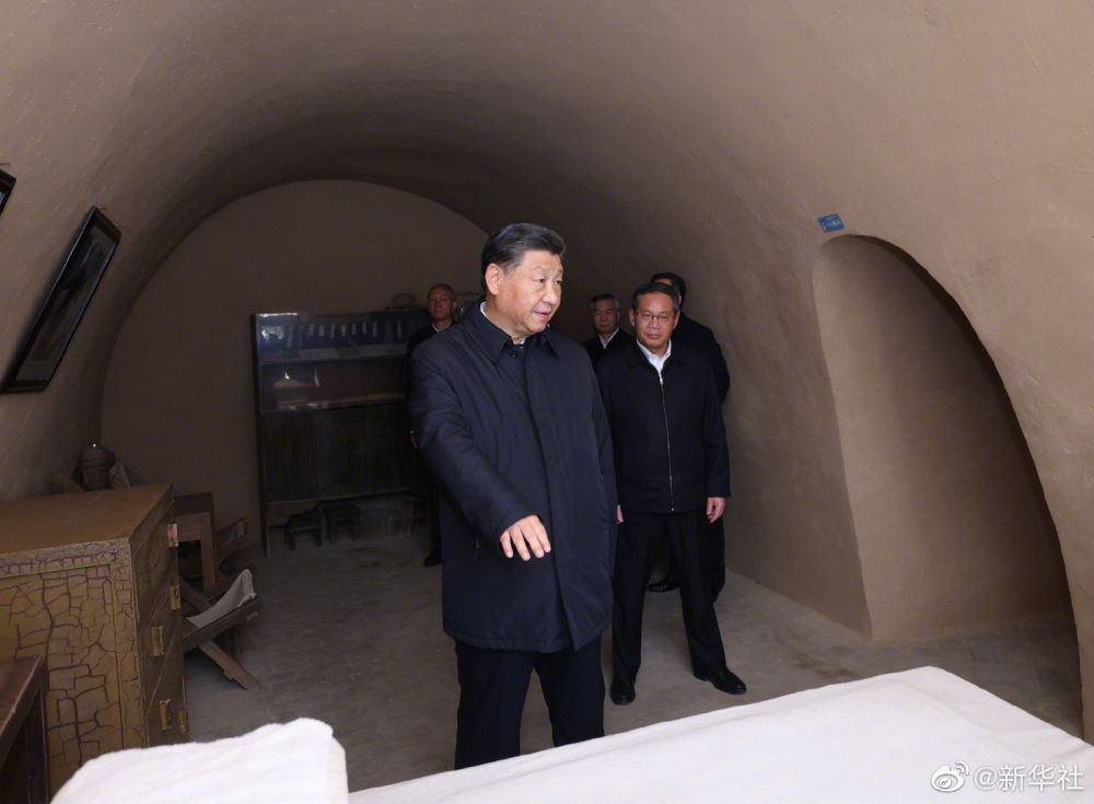 习近平带领中共中央政治局常委赴陕西延安2.jpg