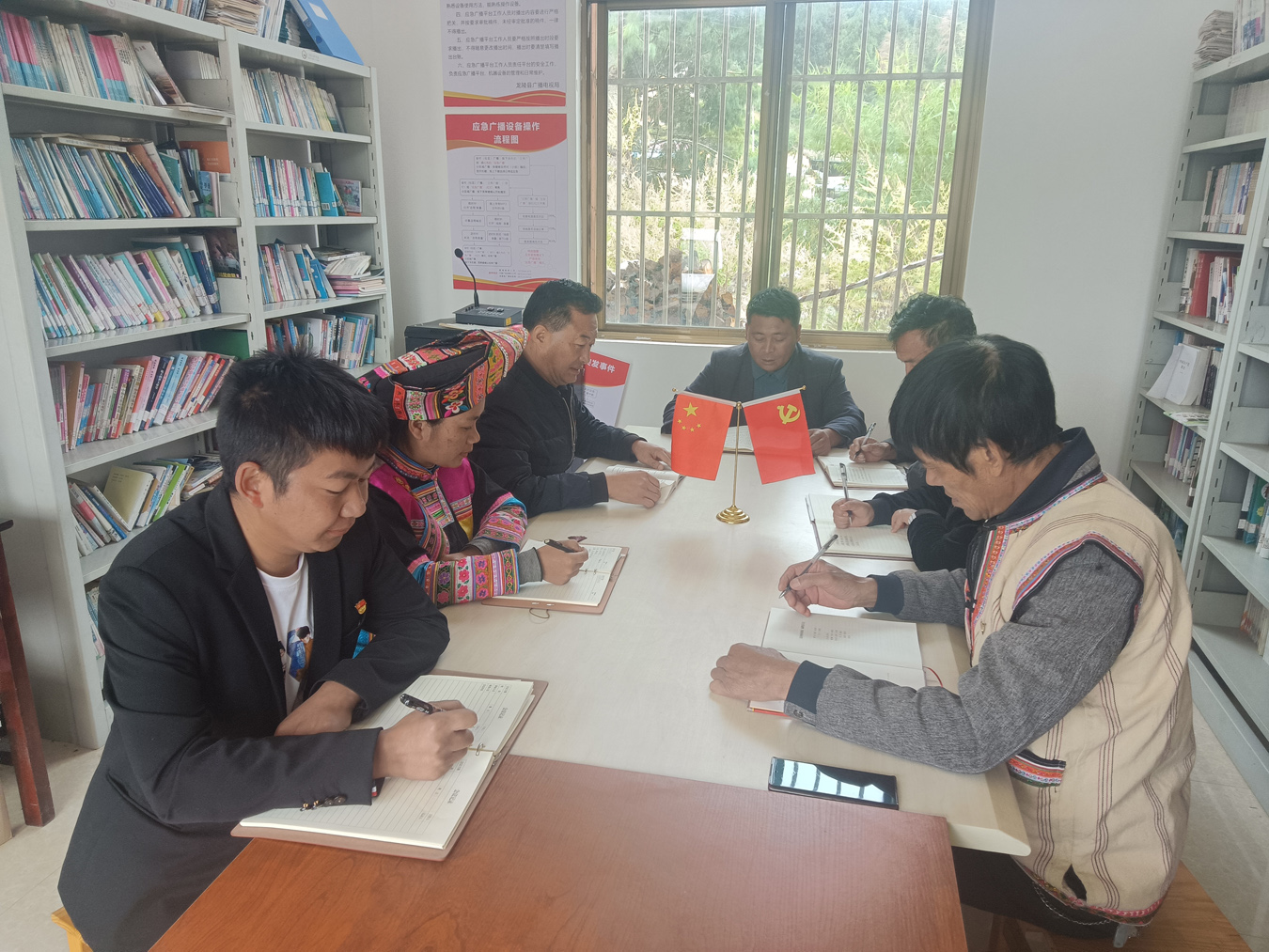 龙陵县平达乡黄连河村干部在农家书屋学习党(16966373)-20221028105707.jpg