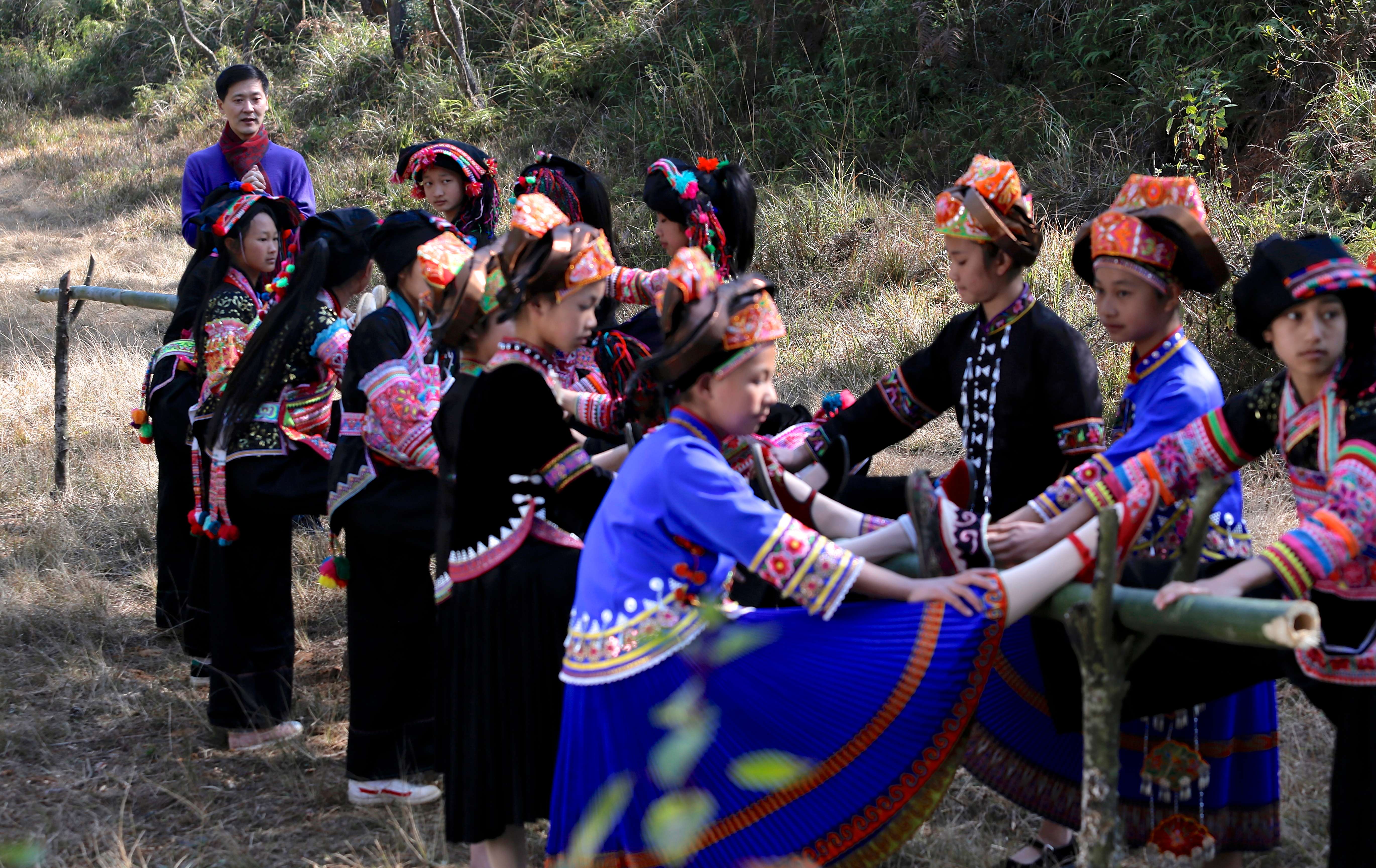 “彩云女孩”在用毛竹做成的把杆上压腿 受访者供图.jpg