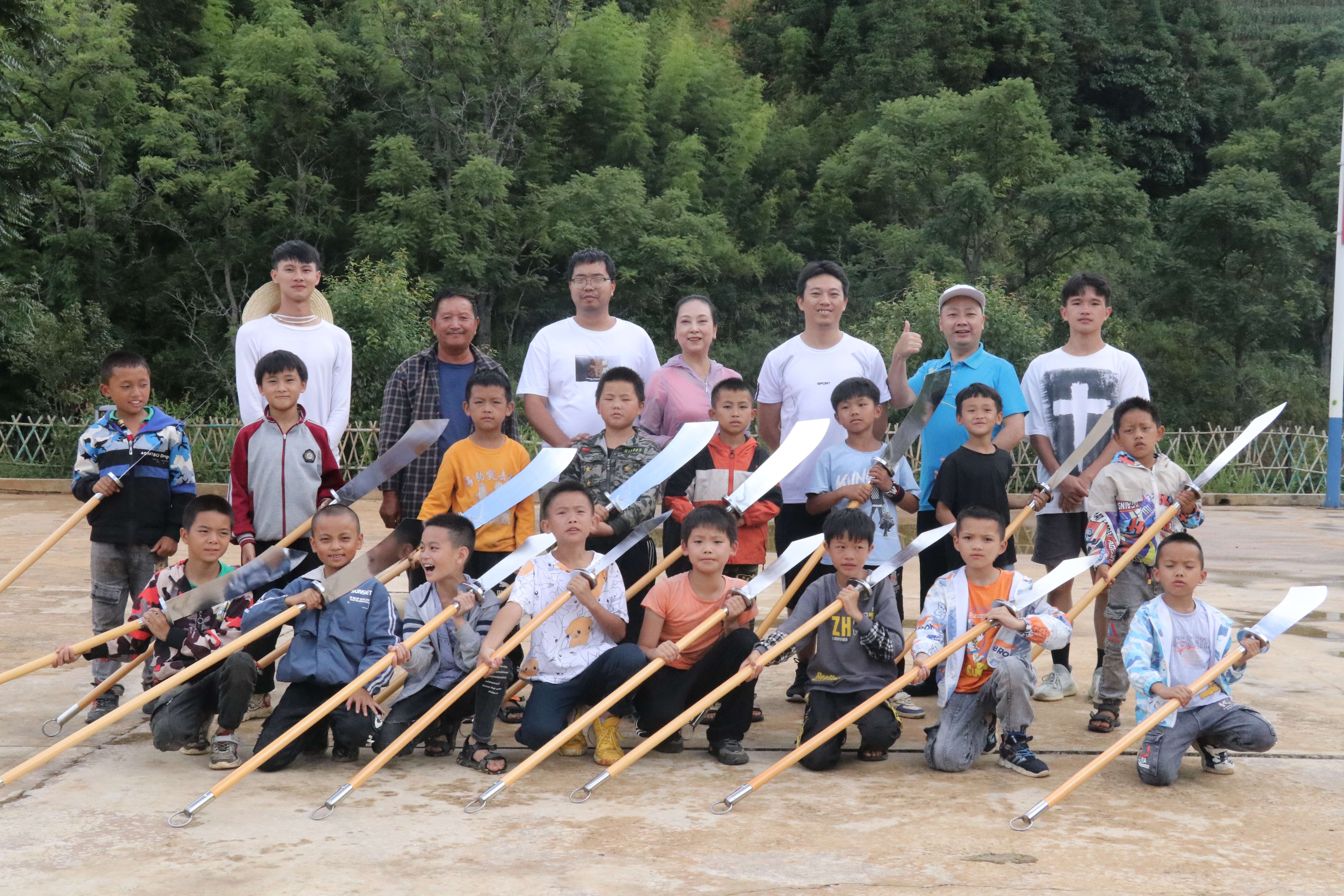 “小彩云们”在那夺村广场练习大刀舞合照 受访者供图.jpg