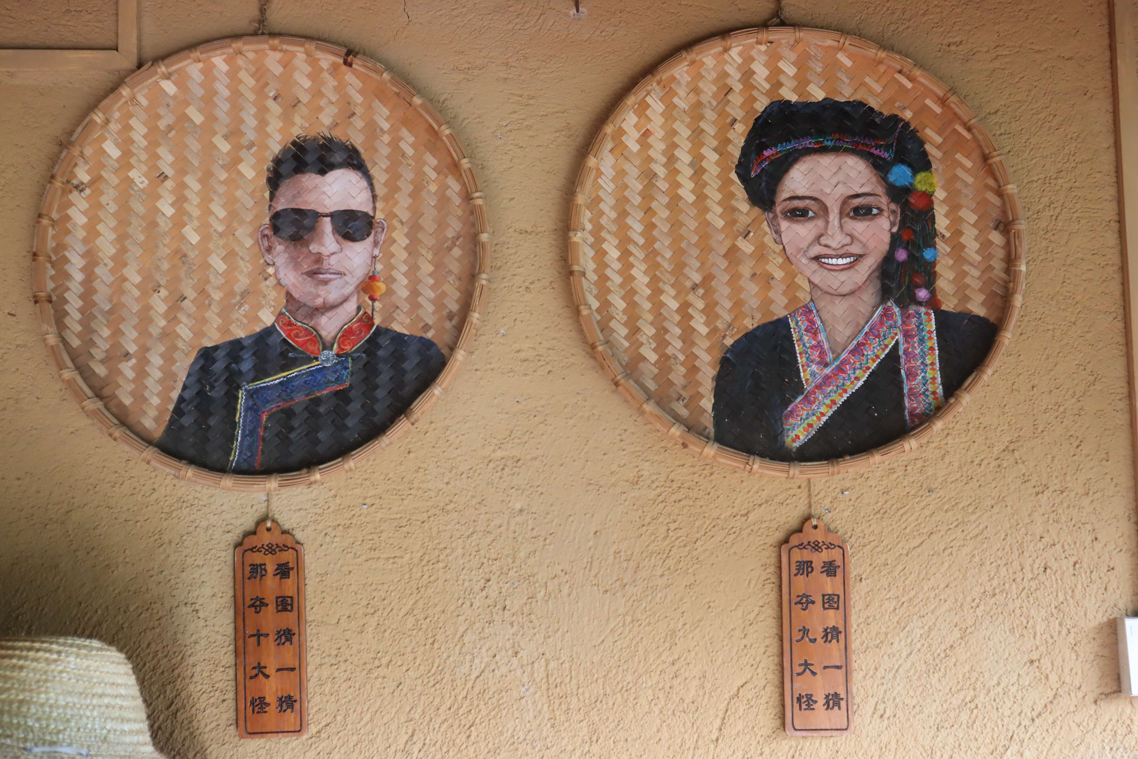 挂在”彩云计划“公益志愿服务中心二楼走廊的张萍画的画 李霞摄.JPG