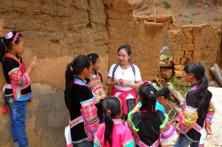 进入那夺村的张萍被孩子们围住 受访者供图.png