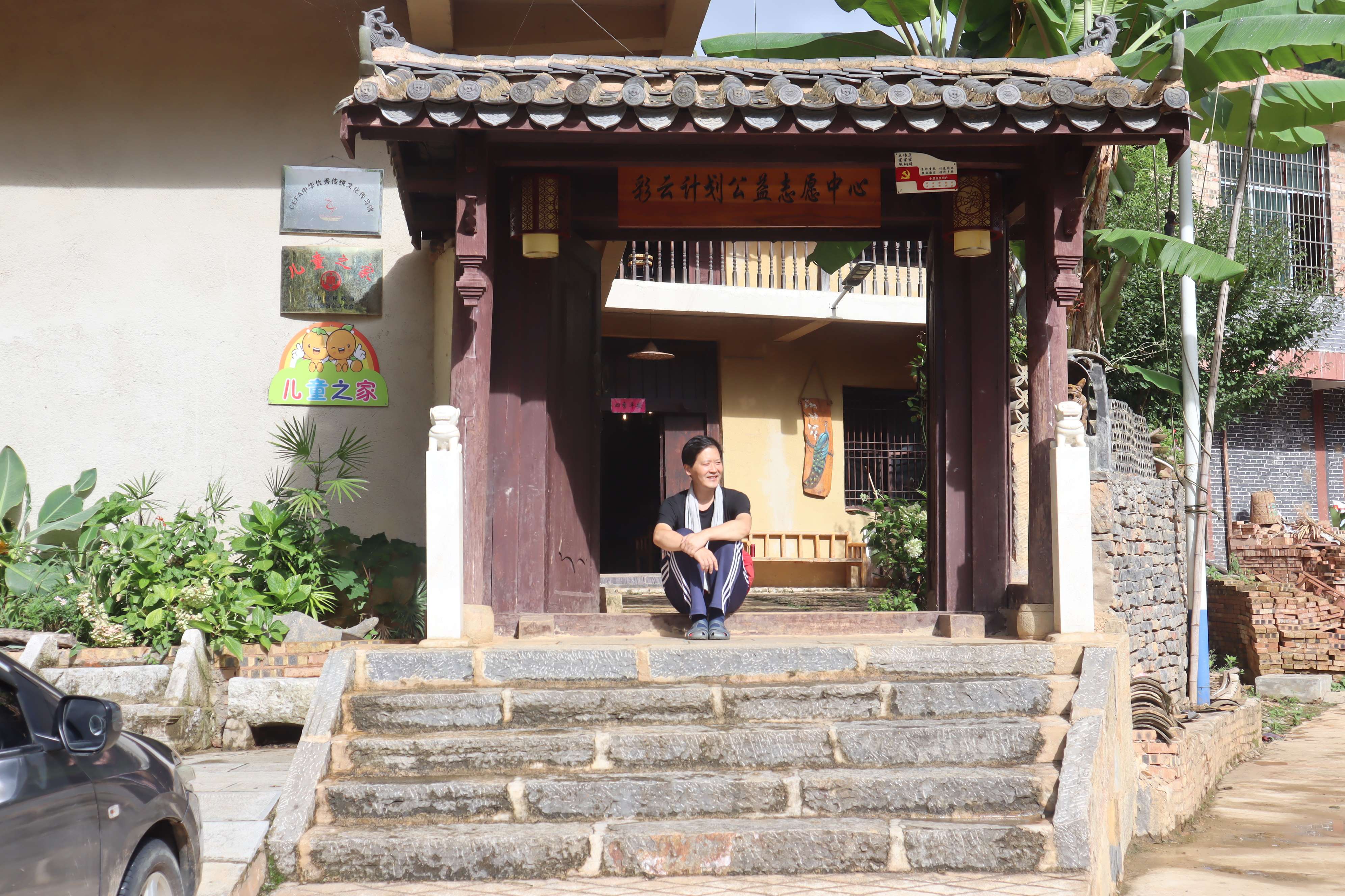 关於坐在”彩云计划“公益志愿服务中心门口 李霞摄.JPG