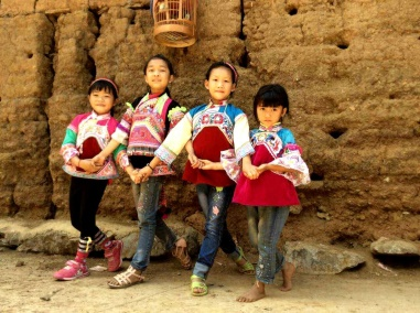 那夺村孩子在土墙旁跳芭蕾 受访者供图.png