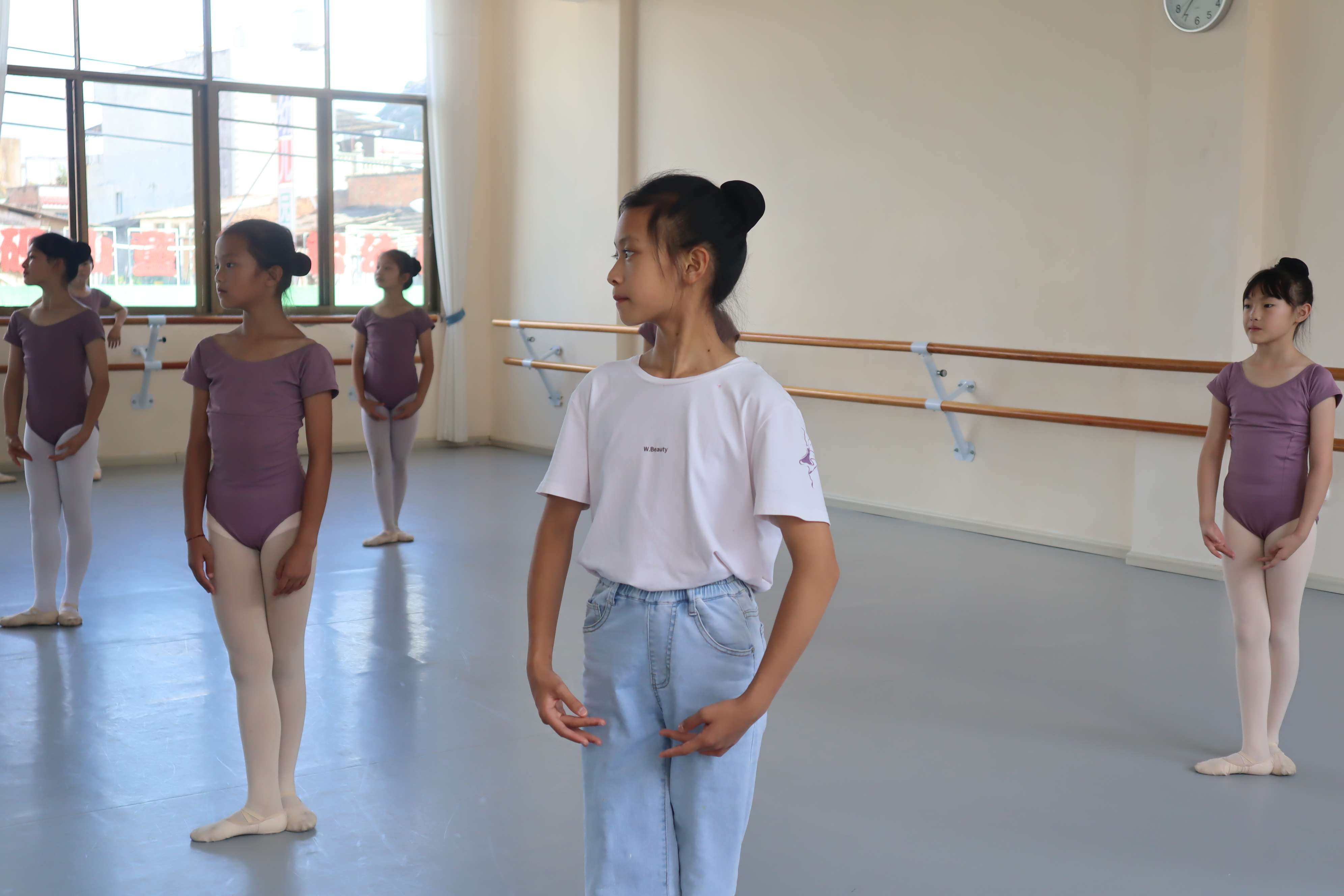 小云儿在“彩艺文化艺术培训学校学芭蕾 李霞摄.JPG