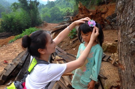 张萍到那夺村为小女孩戴上发卡 受访者供图.png