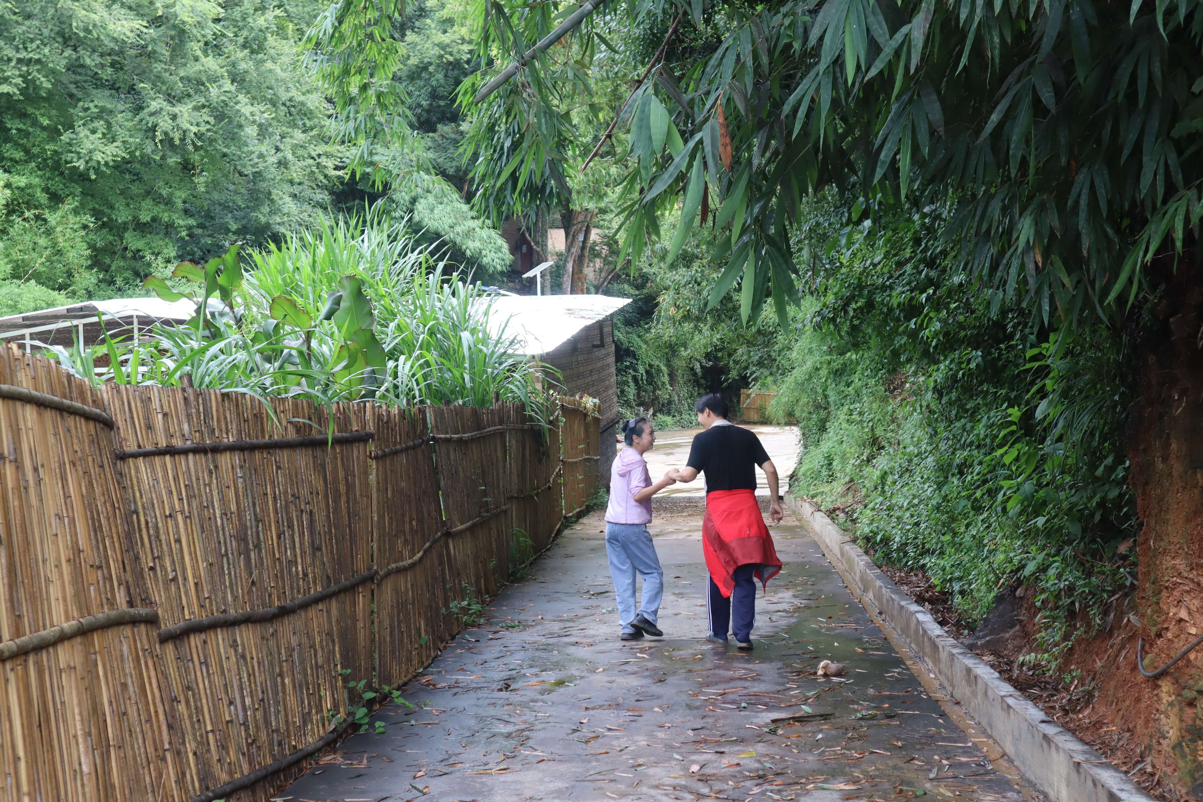 张萍夫妇到在那夺村里寻找跳舞的”小彩云“  李霞摄.JPG