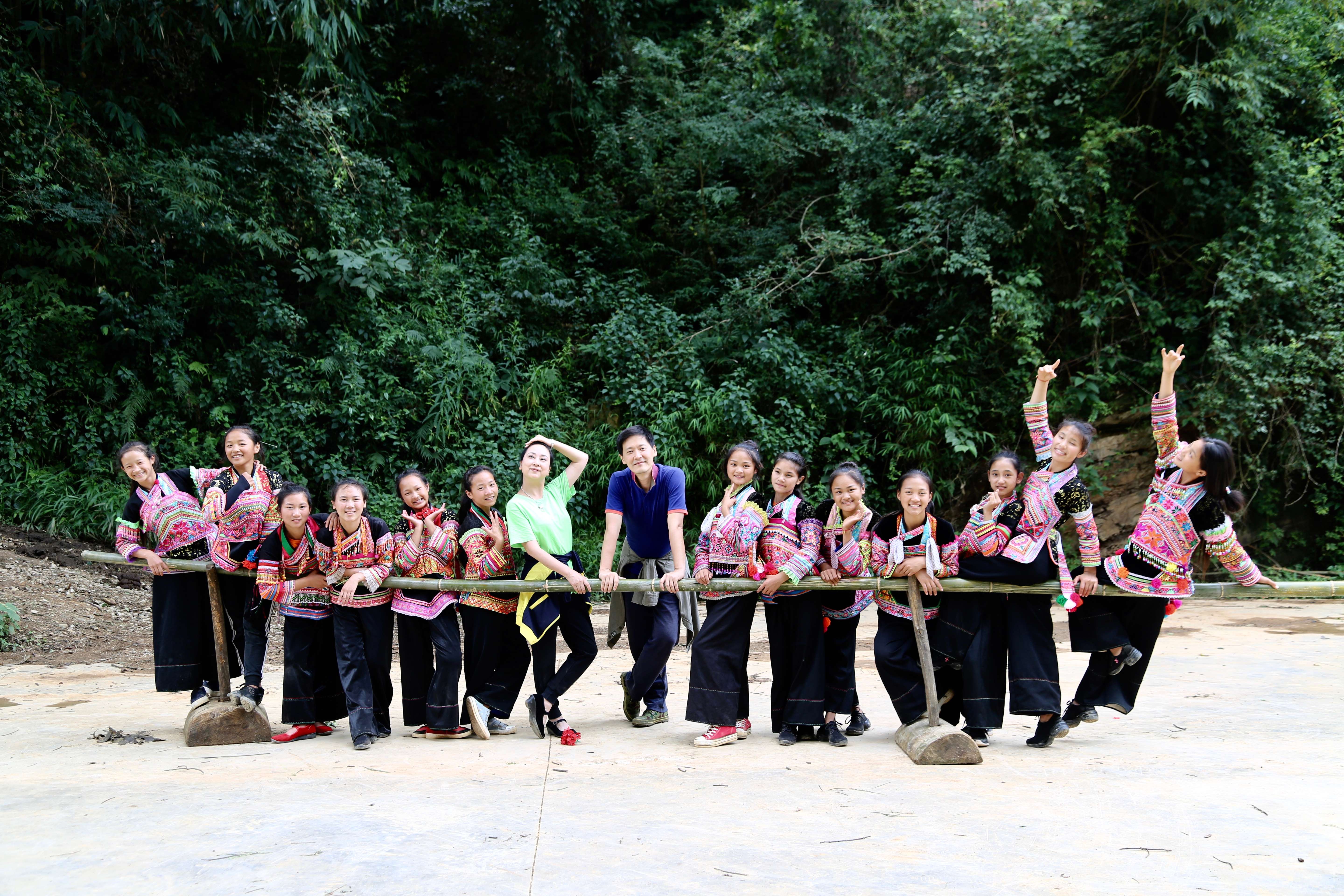 张萍夫妇和“彩云女孩”在用毛竹做成的把杆旁合影 受访者供图.jpg