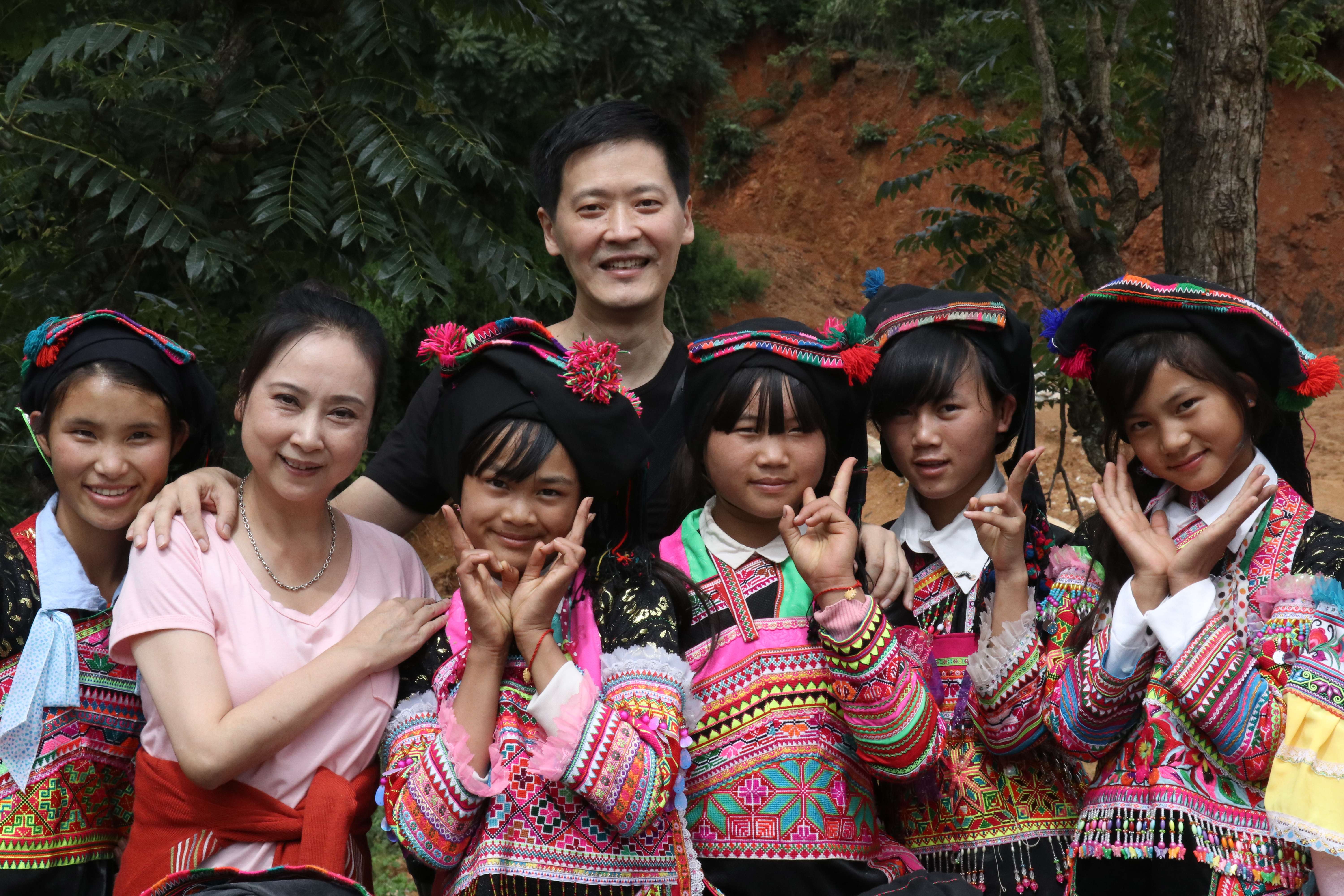 张萍夫妇和“彩云女孩”  受访者供图.jpg