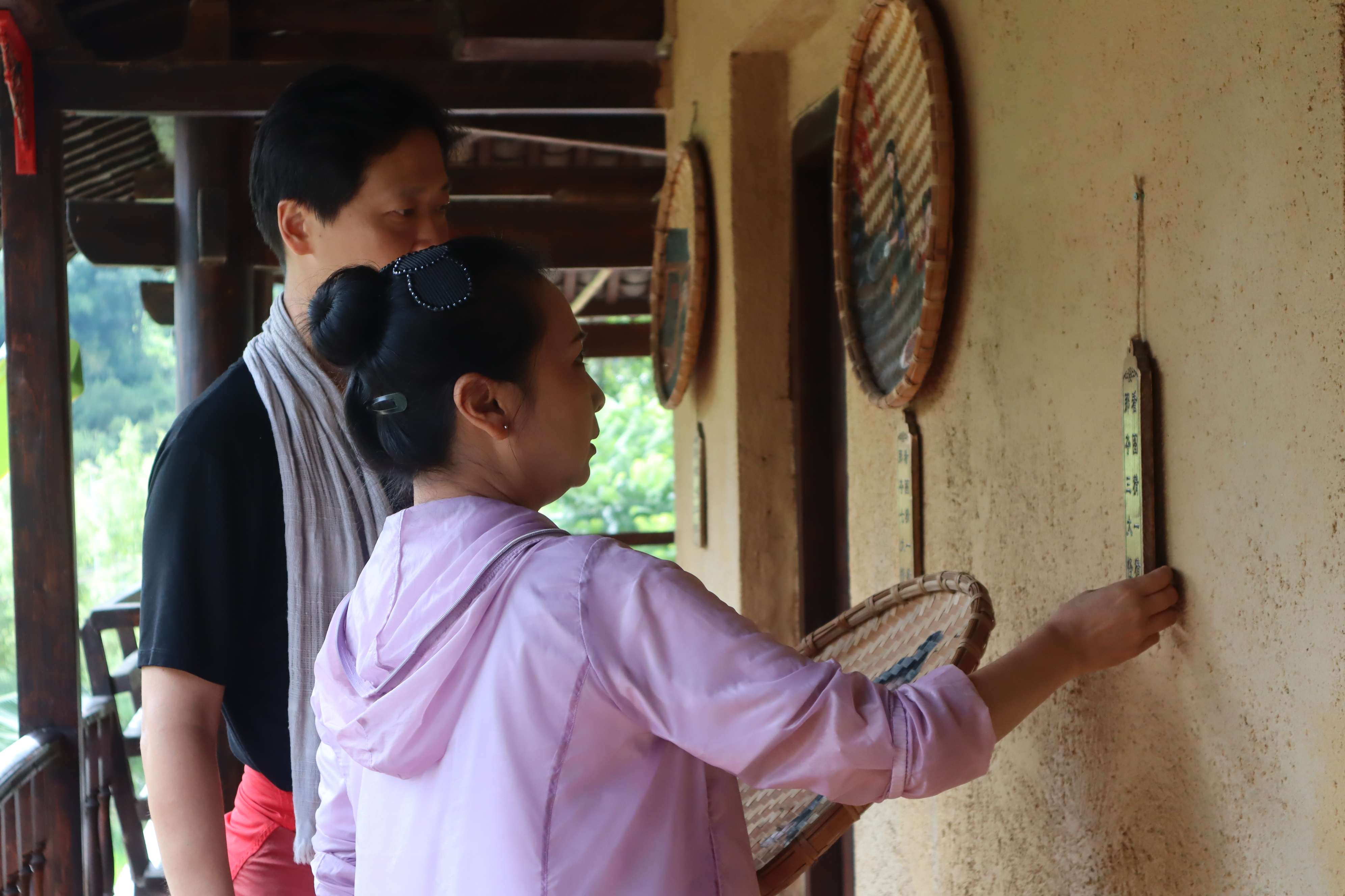 张萍夫妇在”彩云计划“公益志愿服务中心二楼走廊挂张萍的画 李霞摄.JPG