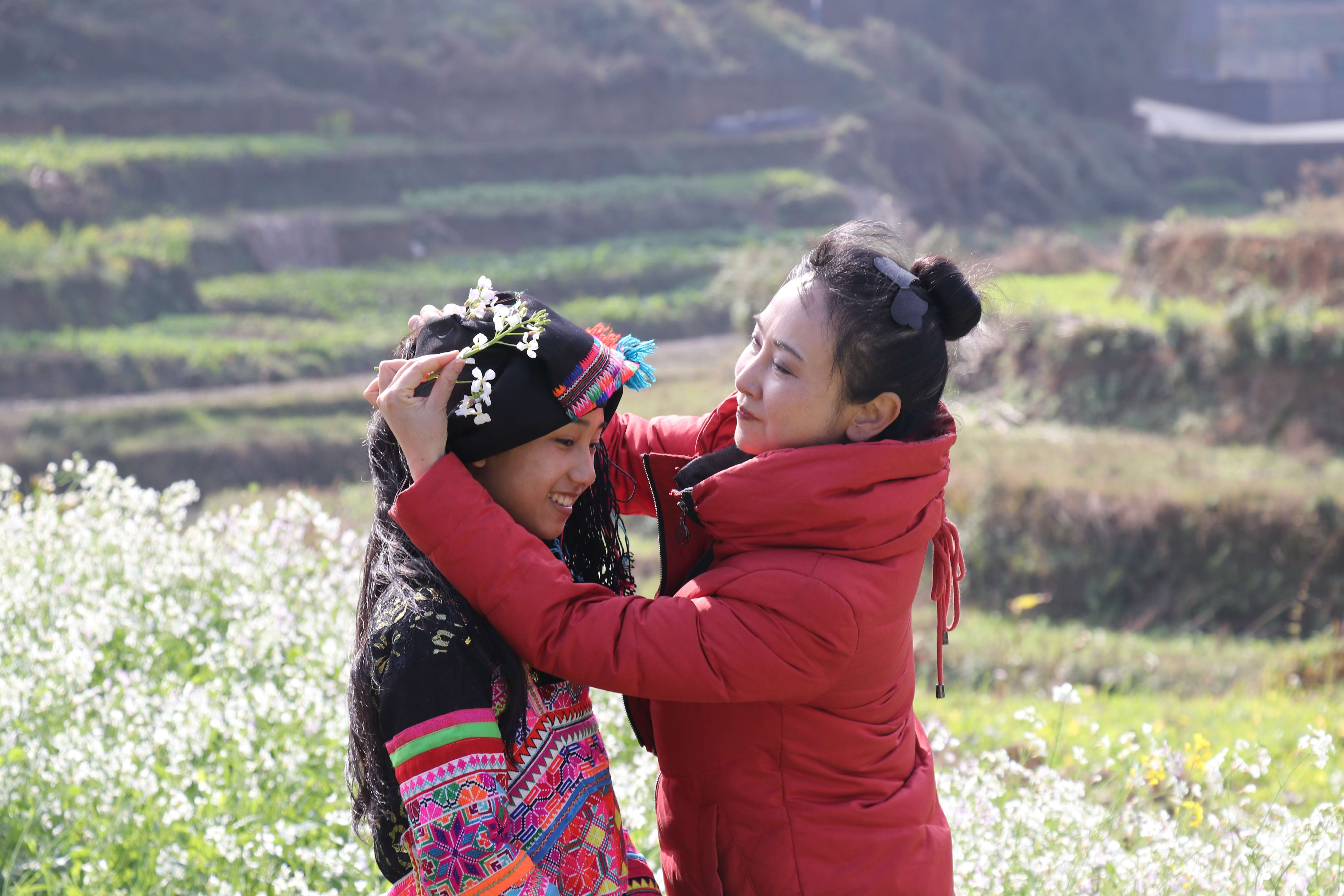 张萍和山毛在那夺村田野里 受访者供图.jpg