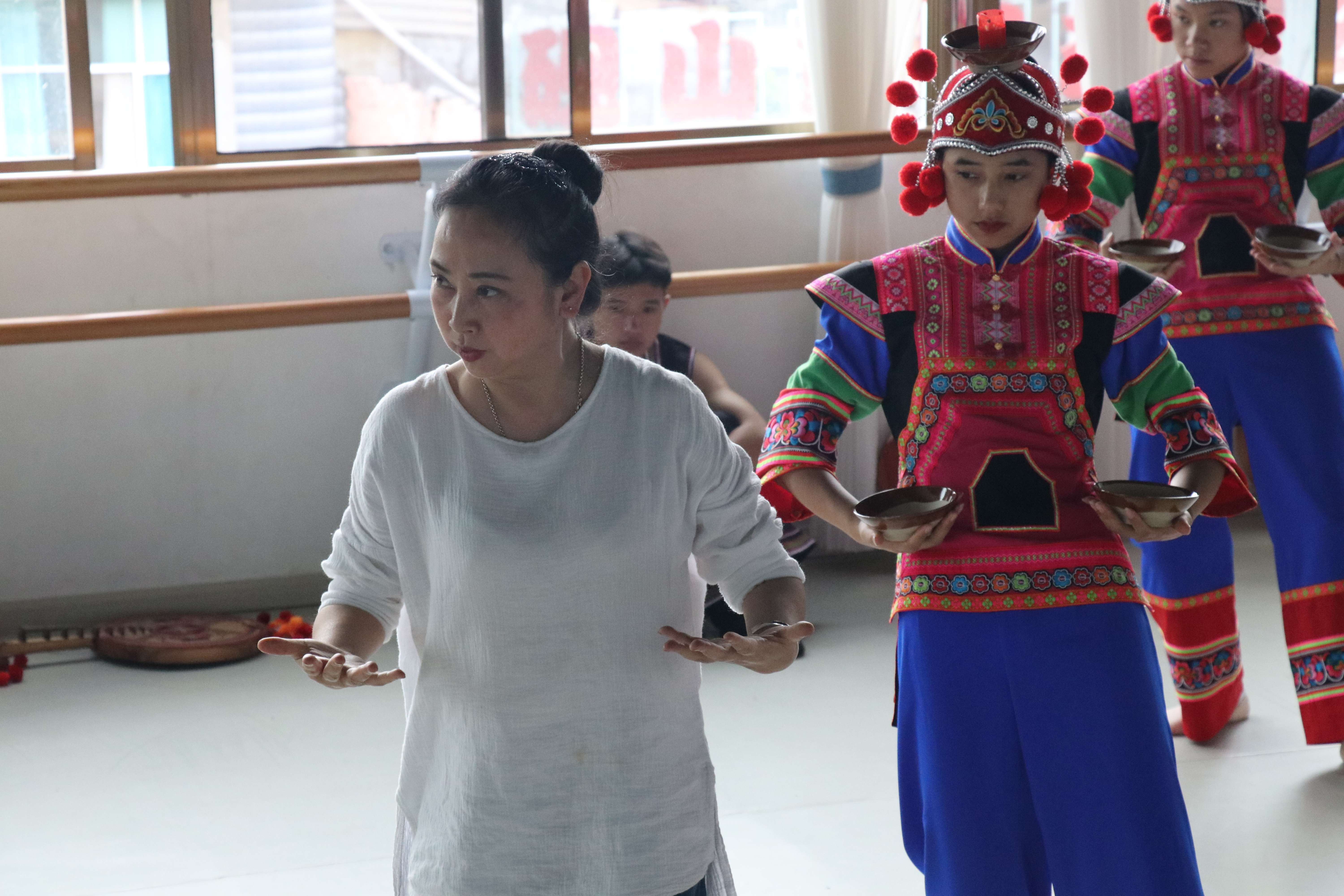 张萍教“彩云们”跳舞 右为山毛 受访者供图.jpg