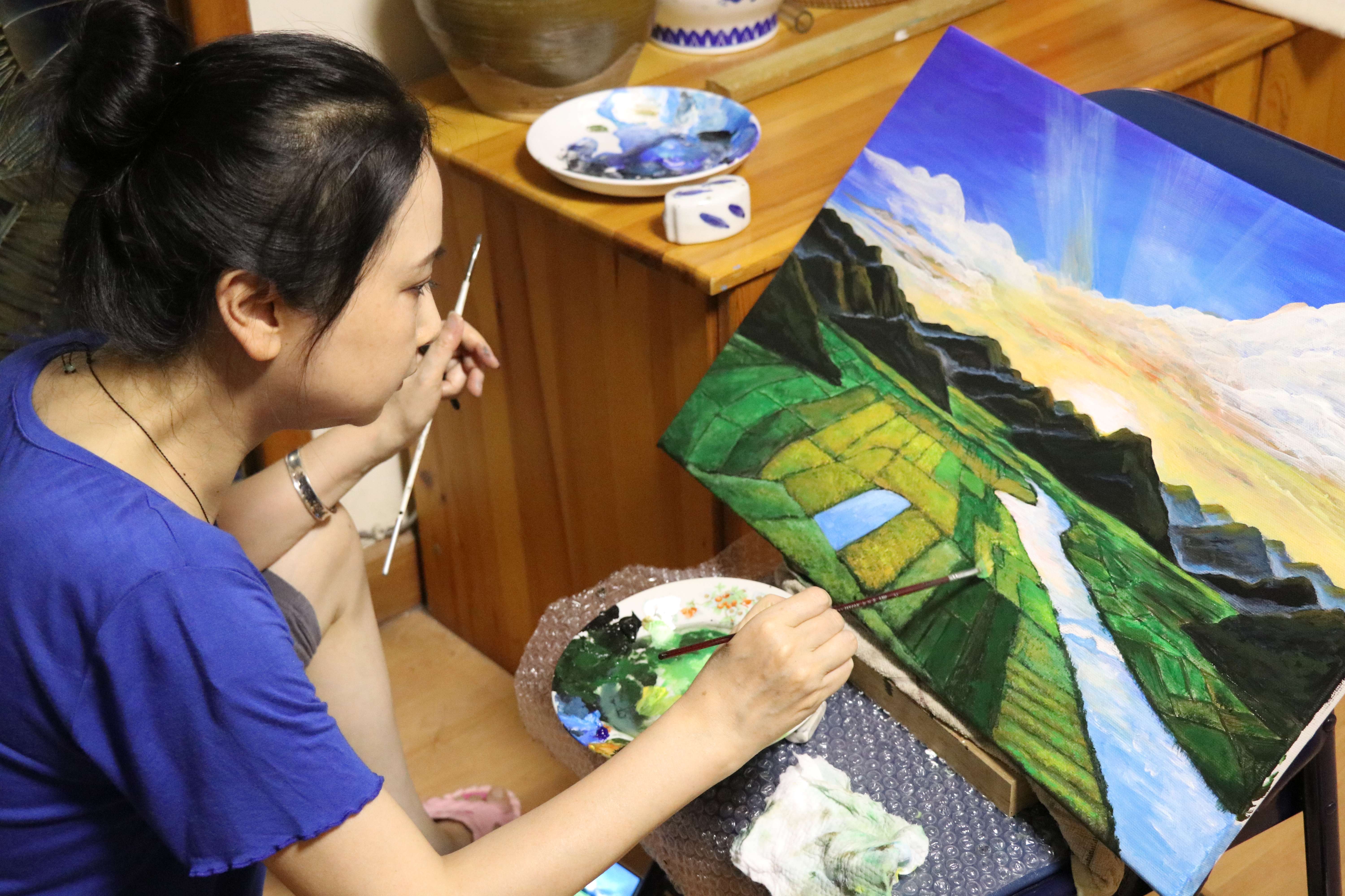 张萍在画画 受访者供图.jpg