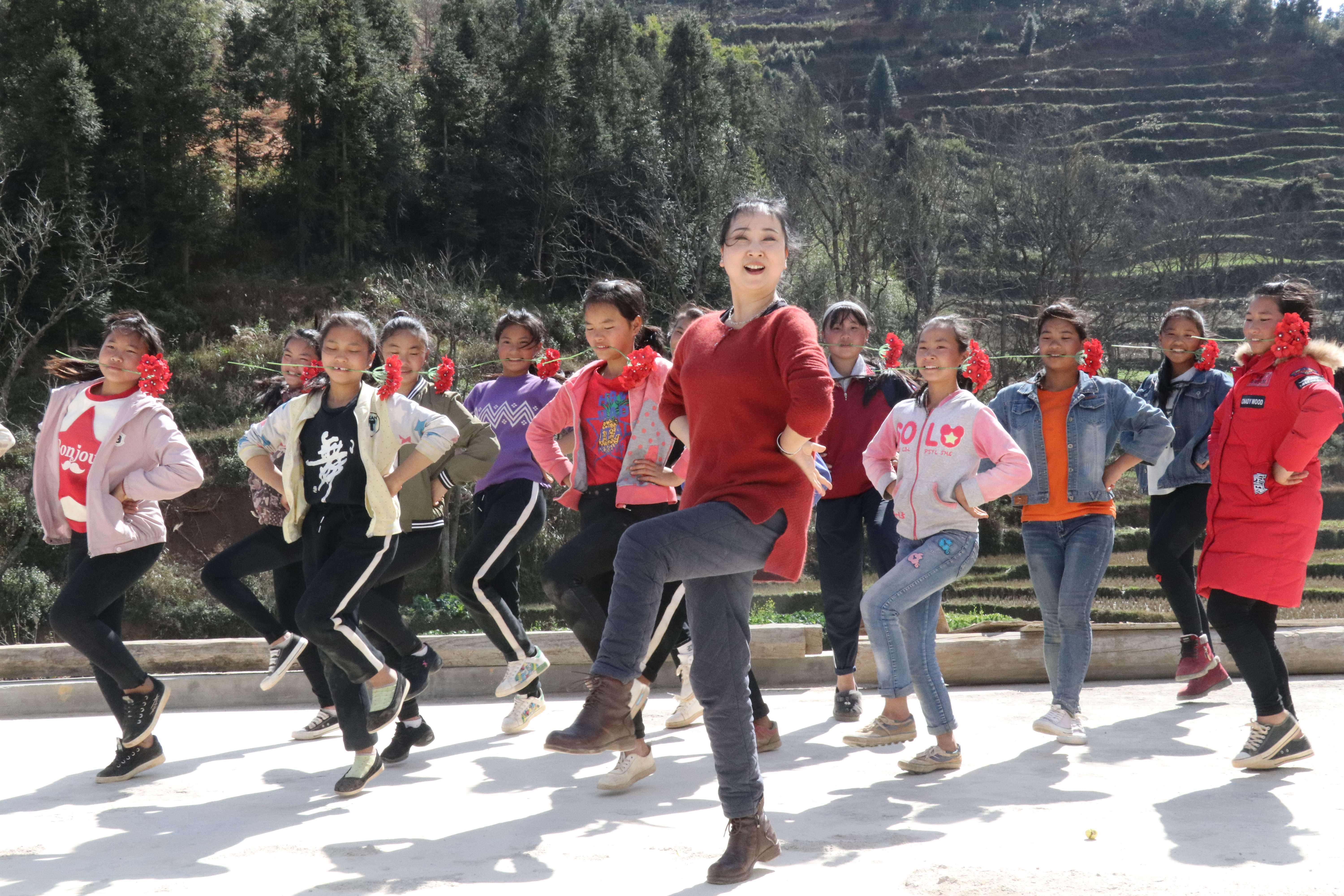 张萍在那夺广场带着“彩云女孩”跳舞 受访者供图.jpg